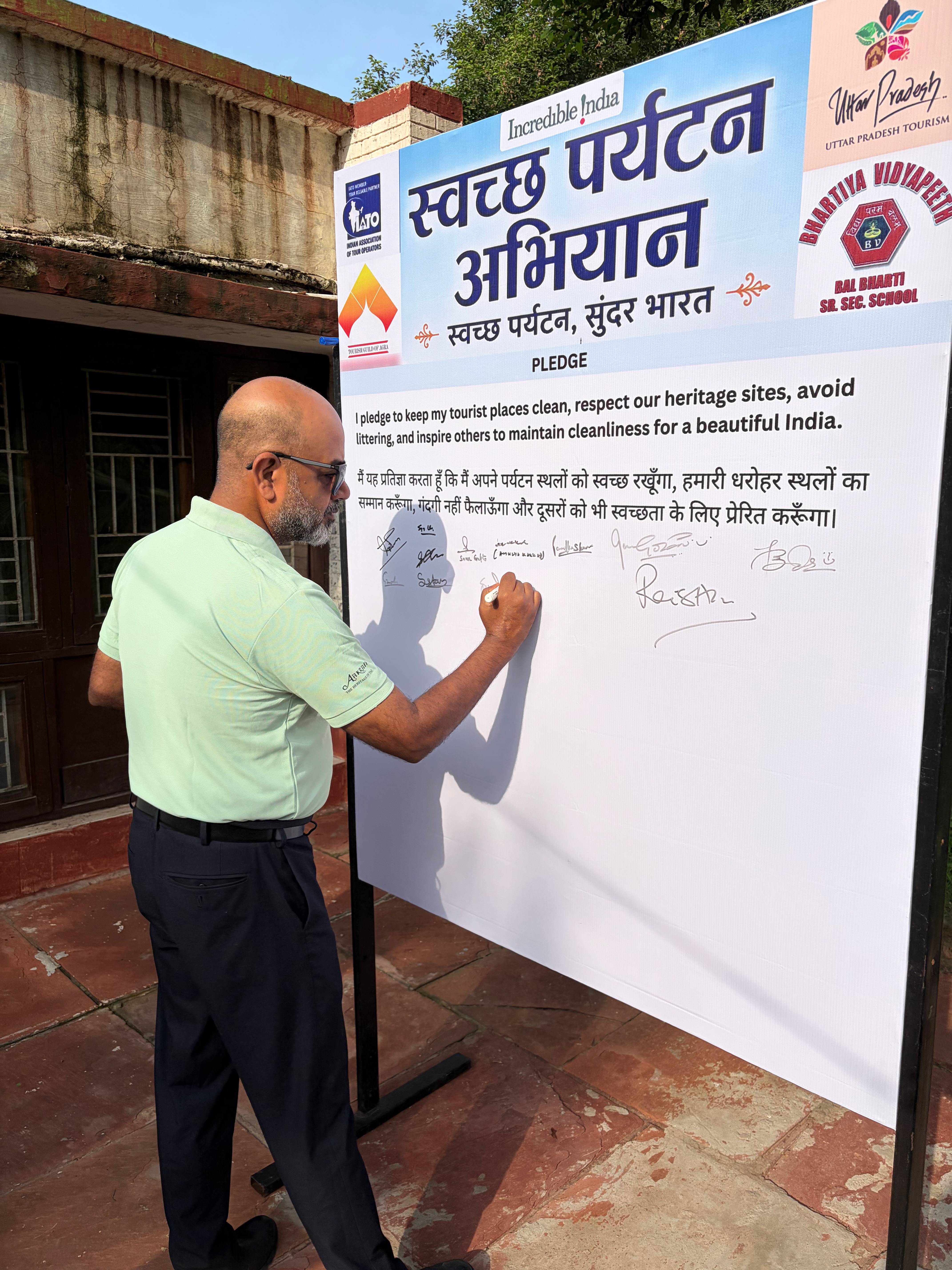 Sunil Mishra participating in the Swachh Paryatan Abhiyaan cleanliness initiative